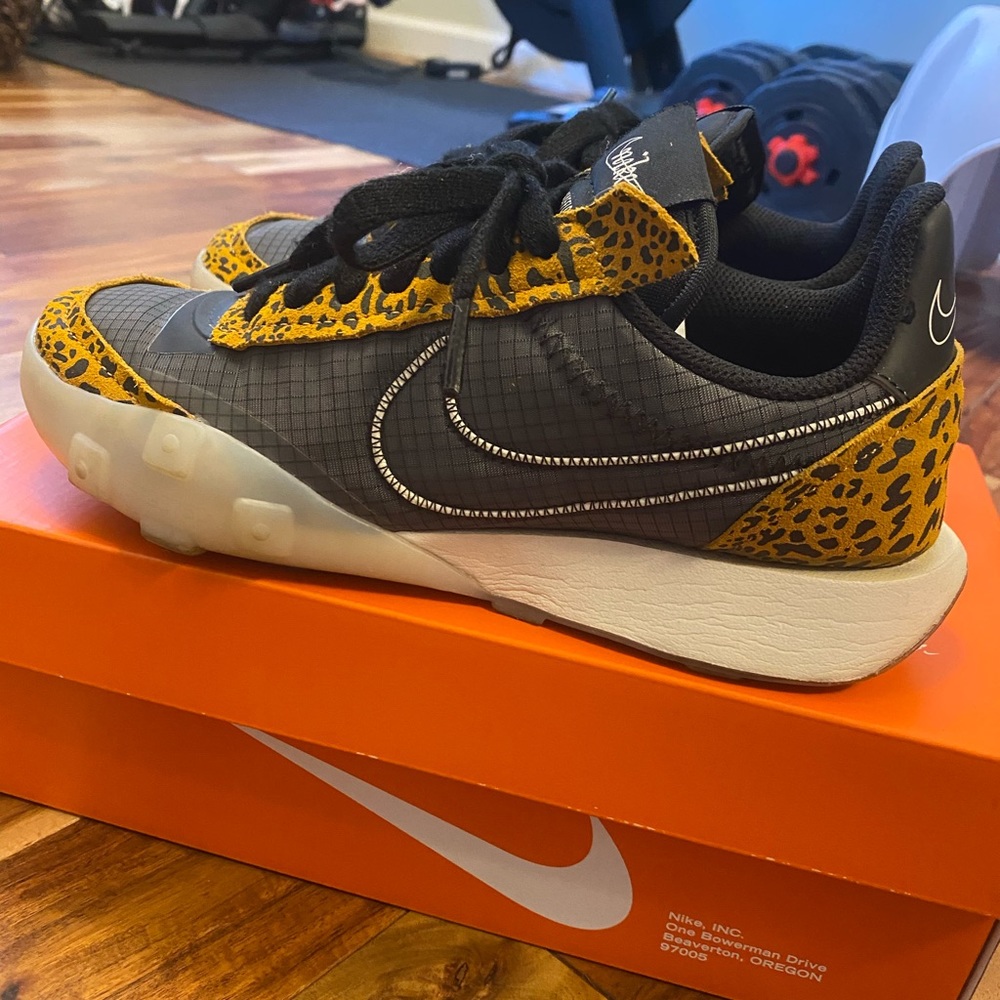nike leopard waffle racer / size 5.5